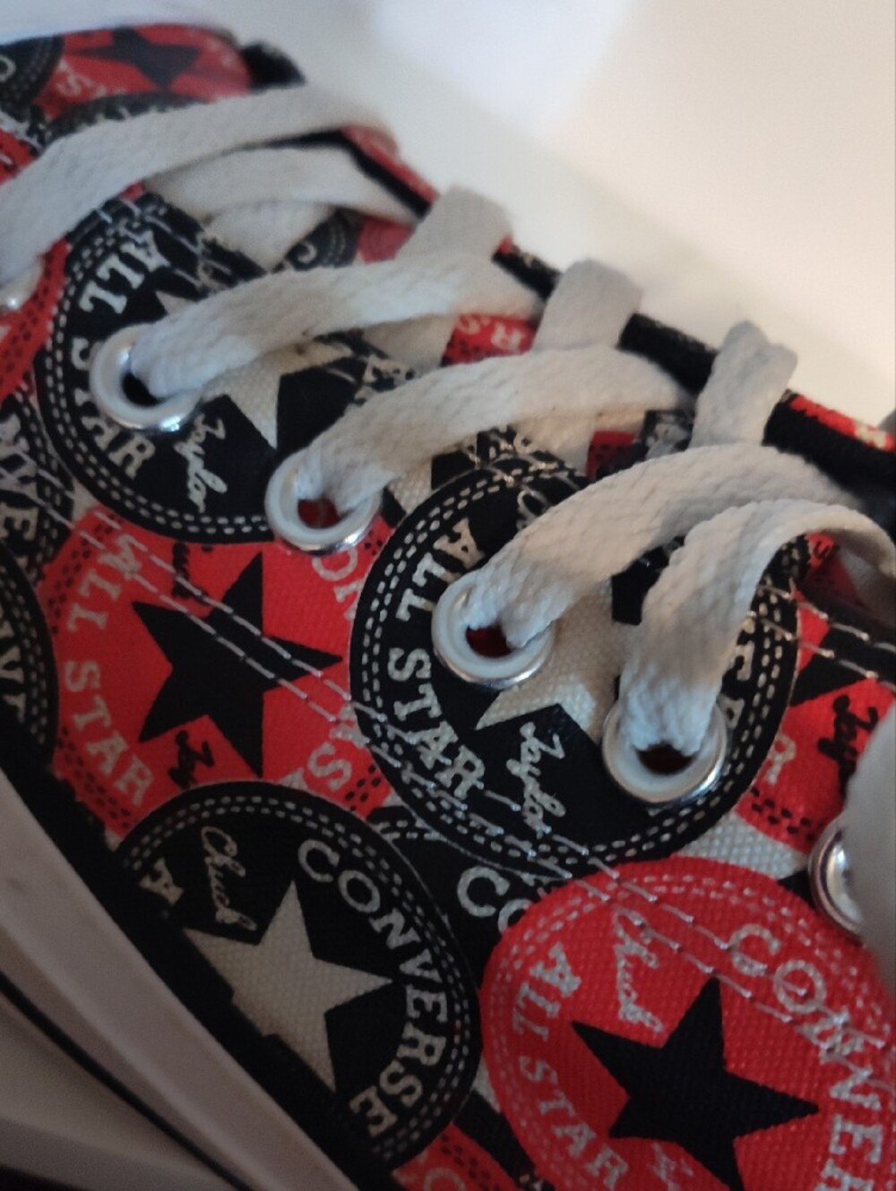 Converse Men's s Red, Black & White Logo Print Low-Top Sneakers RARE - Picture 9 of 9
